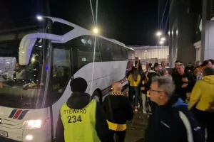 Κιτρινόμαυρη... τρέλα έξω απ' τα αποδυτήρια! (Φώτος kerkida)