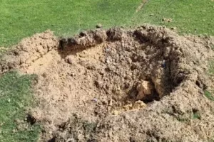 Έπεσε πύραυλος σε γήπεδο- Επέζησε από θαύμα ο φροντιστής