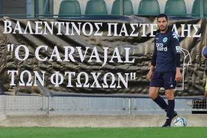 Παστελλής με... "Καρβαχάλ" στο φόντο!