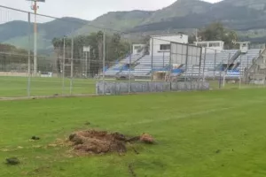 Έπεσε πύραυλος σε γήπεδο- Επέζησε από θαύμα ο φροντιστής