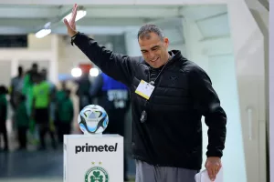 Πάντα τον χειροκροτούν