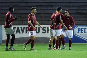 "Πρόωρος τελικός/Ραντεβού σε ένα κατάμεστο βυσσινί στάδιο"