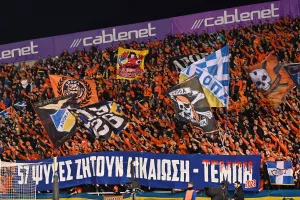 (ΒΙΝΤΕΟ Kerkida) Στο 57ο λεπτό... πανό για τα Τέμπη και Εθνικός Ύμνος