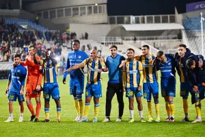(ΒΙΝΤΕΟ Kerkida) Πανηγύρια στην εξέδρα... παίκτες και κόσμος!