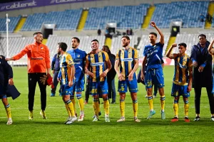 (ΒΙΝΤΕΟ Kerkida) Πανηγύρια στην εξέδρα... παίκτες και κόσμος!