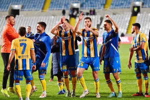 (ΒΙΝΤΕΟ Kerkida) Πανηγύρια στην εξέδρα... παίκτες και κόσμος!