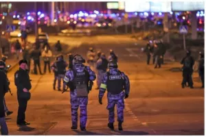 Οι Ουκρανοί κατηγορούν το Πούτιν ότι οργάνωσε το μακελειό στην Μόσχα για να ρίξει ευθύνη στο Κίεβο 