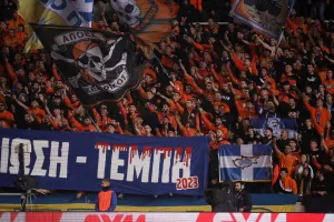 (ΒΙΝΤΕΟ Kerkida) Στο 57ο λεπτό... πανό για τα Τέμπη και Εθνικός Ύμνος