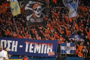 (ΒΙΝΤΕΟ Kerkida) Στο 57ο λεπτό... πανό για τα Τέμπη και Εθνικός Ύμνος