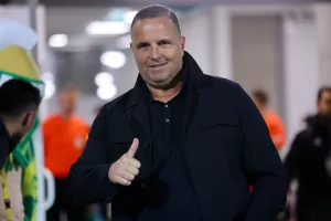 Ανακατεύει (ξανά) την τράπουλα 