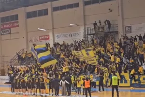 "Καλείται να το σκίσει και να φορέσει κάτι μεγαλύτερο, κάτι πιο φανταχτερό!"