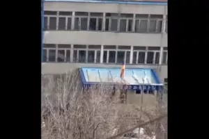 Τρεις άνδρες επιτέθηκαν με χειροβομβίδες σε αστυνομικό τμήμα - Αναφορές για τραυματίες