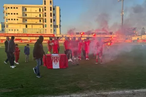 Φωτοβολίδες και πανηγύρια 