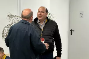 Ο Πρόεδρος... άφιξη και χειραψίες! (Φώτος)