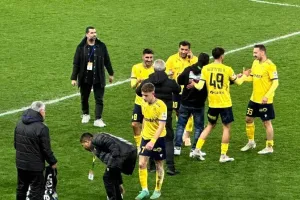 Έφυγε απ' τον αγωνιστικό χώρο... με το κινητό στο αυτί! (Φώτος)
