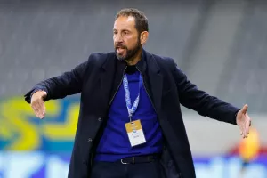 Σαν να λέει: "Τόσο καλυπτόταν"!
