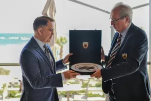 Ανταλλαγή αναμνηστικών (Φώτος)