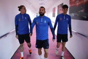 Εθνική Ελλάδας: Πυροτεχνήματα και βεγγαλικά έξω από το ξενοδοχείο της στην Γεωργία