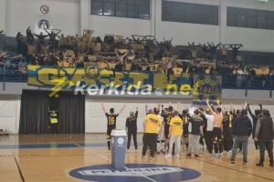 (ΒΙΝΤΕΟ kerkida) Κόσμος-παίκτες... έγιναν ένα: "Το κεφάλι ψηλά - η σημαία στα ουράνια!"