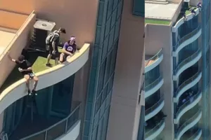 Τρεις έφηβοι κάθονται στη κορυφή πολυκατοικίας 37 ορόφων (Βίντεο)