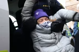 Σουηδία: Η Τούνμπεργκ απέκλεισε και σήμερα, μαζί με ακτιβιστές, την είσοδο του κοινοβουλίου - Την πήρε «σηκωτή» η αστυνομία