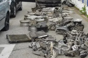 Αδέλφια έκλεψαν ανταλλακτικά 70.000 ευρώ από δέκα συνεργεία