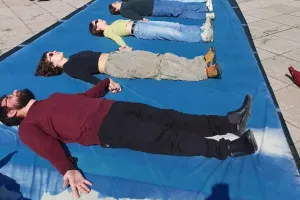 Η αποτύπωση των 57 θυμάτων στα Τέμπη σε πανό 102 μέτρων