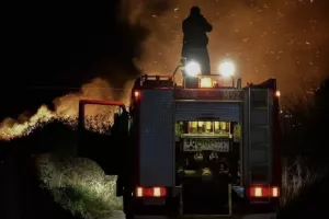 Συναγερμός στην Κρήτη: Φωτιά καίει από τα ξημερώματα εν μέσω ισχυρών ανέμων