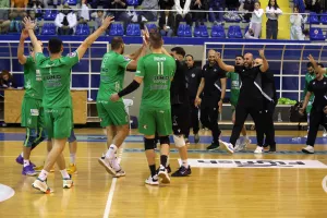(ΦΩΤΟΣ) Ομονοιάτικο... πάρτι τίτλου στην Πάφο