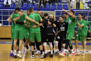 (ΦΩΤΟΣ) Ομονοιάτικο... πάρτι τίτλου στην Πάφο