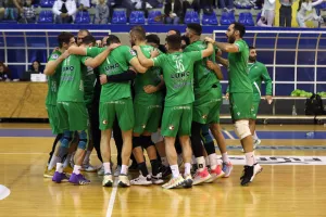 (ΦΩΤΟΣ) Ομονοιάτικο... πάρτι τίτλου στην Πάφο