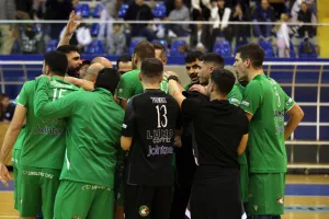 (ΦΩΤΟΣ) Ομονοιάτικο... πάρτι τίτλου στην Πάφο