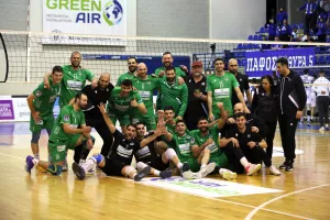 (ΦΩΤΟΣ) Ομονοιάτικο... πάρτι τίτλου στην Πάφο