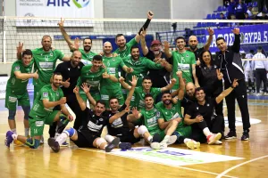 (ΦΩΤΟΣ) Ομονοιάτικο... πάρτι τίτλου στην Πάφο