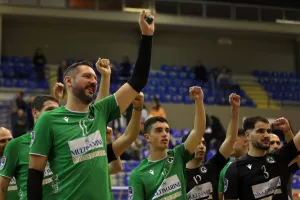 (ΦΩΤΟΣ) Ομονοιάτικο... πάρτι τίτλου στην Πάφο