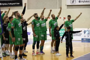 (ΦΩΤΟΣ) Ομονοιάτικο... πάρτι τίτλου στην Πάφο