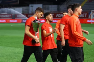 (ΦΩΤΟΣ) Χειροκροτήθηκαν οι ερυθρόλευκοι πρωταθλητές Κ19