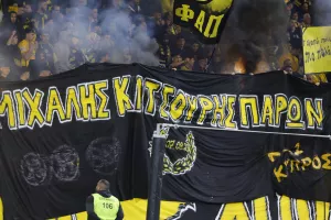 Πανό για τον αδικοχαμένο Μιχάλη Κατσούρη/Χειροκρότημα... όλο το γήπεδο (ΒΙΝΤΕΟ Kerkida)