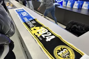 Αρκετός κόσμος από νωρίς με... προορισμό τη γεμάτη μπουτίκ! (Φώτος kerkida)