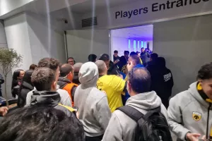 Κιτρινόμαυρη... τρέλα έξω απ' τα αποδυτήρια! (Φώτος kerkida)