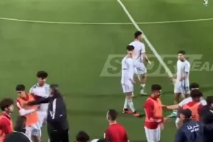 Ο προπονητής της Αλγερίας U20 χαστούκισε τους παίκτες του μετά από καυγά με αντιπάλους!