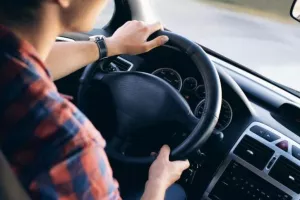 Ανήλικοι έπιασαν τιμόνι κι έκαναν βόλτες στην Πάφο - Ο ένας προσέκρουσε σε τοίχο σχολείου