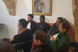 ΚΛΙΚΣ... απ' το "μαυροπράσινο" δείπνο