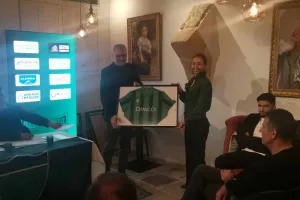 ΚΛΙΚΣ... απ' το "μαυροπράσινο" δείπνο