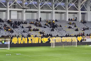 Πανό από τους ΑΕΚτζήδες: "Και στην Κύπρο χτυπά η Ορίτζιναλ"