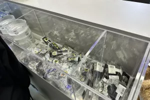 Αρκετός κόσμος από νωρίς με... προορισμό τη γεμάτη μπουτίκ! (Φώτος kerkida)