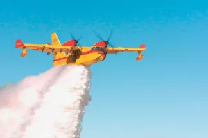 Και τη νύχτα στη μάχη της πυρόσβεσης τα 7 νέα Canadair που παίρνει η Ελλάδα