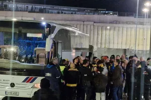Κιτρινόμαυρη... τρέλα έξω απ' τα αποδυτήρια! (Φώτος kerkida)