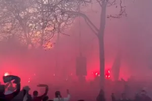 Υποδοχή με καπνογόνα και συνθήματα για την αποστολή της Μπαρτσελόνα πριν την αναμέτρηση με τη Νάπολι!