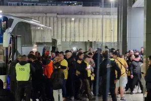 Κιτρινόμαυρη... τρέλα έξω απ' τα αποδυτήρια! (Φώτος kerkida)